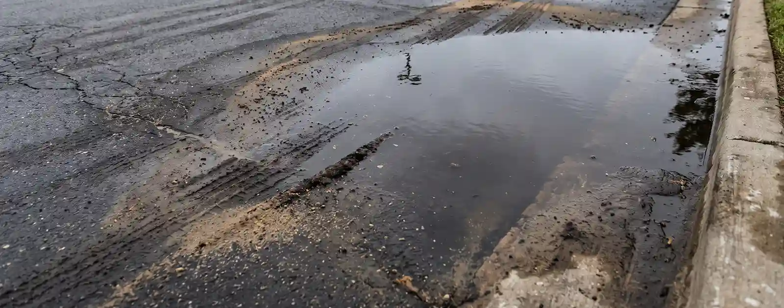 Zastoiska wody na parkingu bez sprawnego odwodnienia